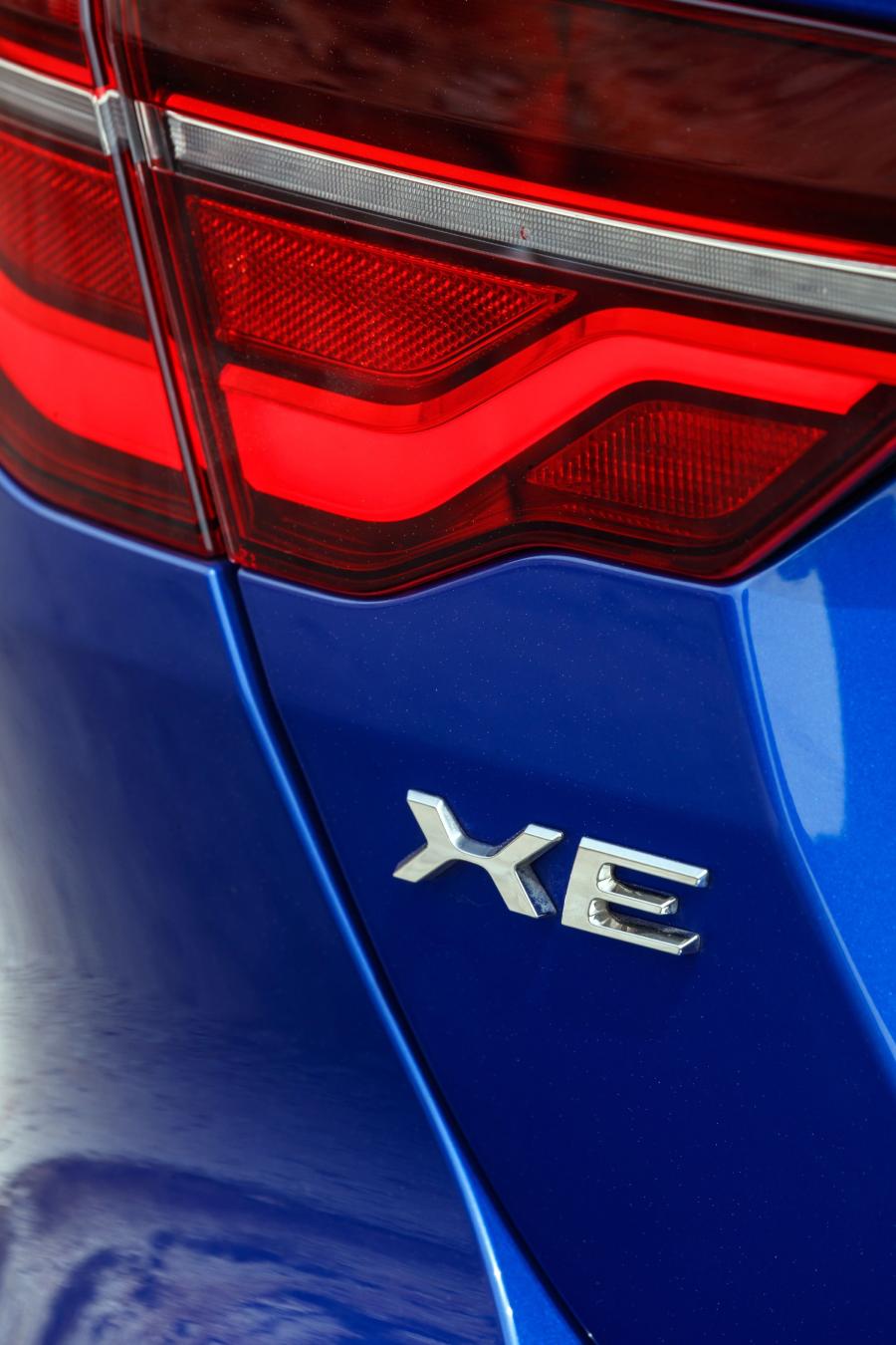 Логотип Jaguar XE P250 S R-Dynamic 2019 года  (WW) (фото 11 из 24)